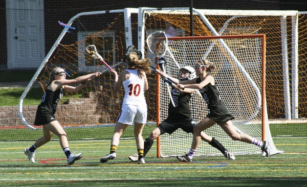 Lake Sammamish sophomore midfielder Hannah Linsky