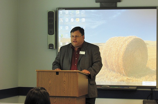 Redmond Mayor John Marchione speaks with young adults and community organizations about finance.