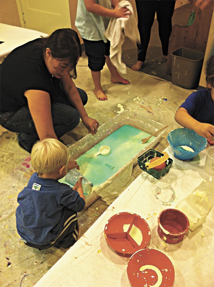 Instructor Meagan Buckmaster-Ross encourages her toddler students to get messy and let the creative juices flow during Orange Blossom Society’s sensory art class. Scott Panitz